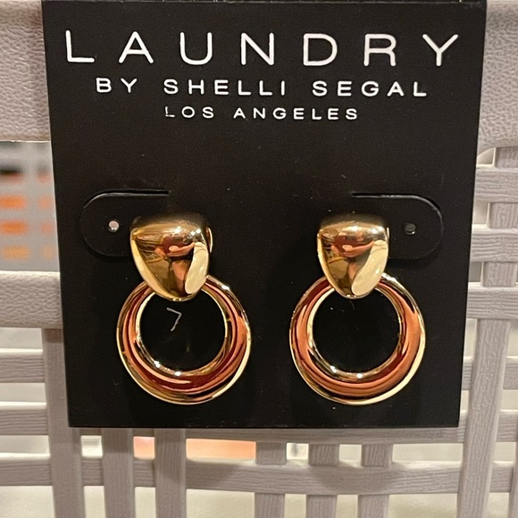 Laundry by Shelli Segal  Gold dangling Post Earrings 1 inch approx - Picture 1 of 3